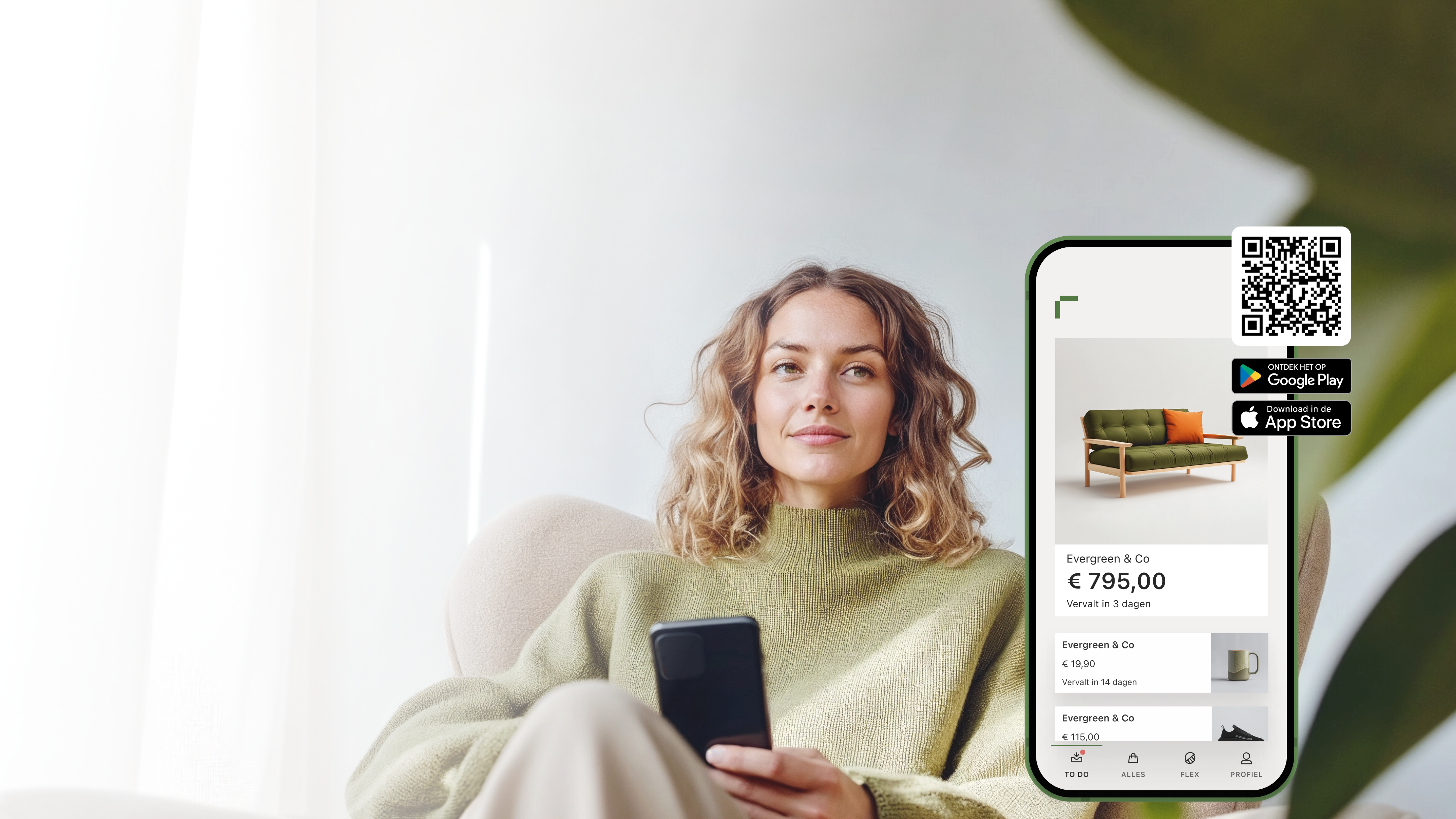 Jonge vrouw die een groen trui draagt en op een bank zit met haar smartphone in haar handen. De Riverty-app en haar beoordeling van 4,8 sterren worden in de afbeelding weergegeven, samen met een link om deze te downloaden.