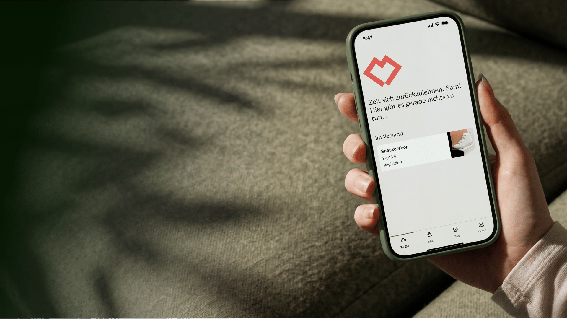 eine Hand, die ein Smartphone hält, auf dem die Riverty-App geöffnet ist