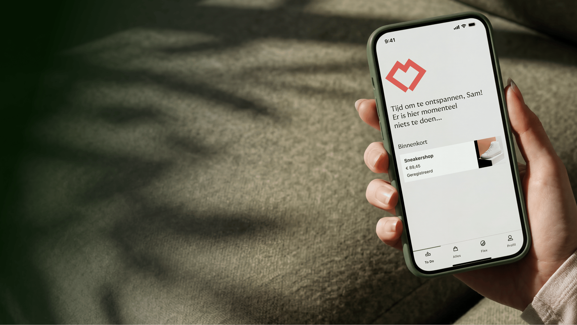 een hand die een telefoon vasthoudt waarop de Riverty-app is geopend