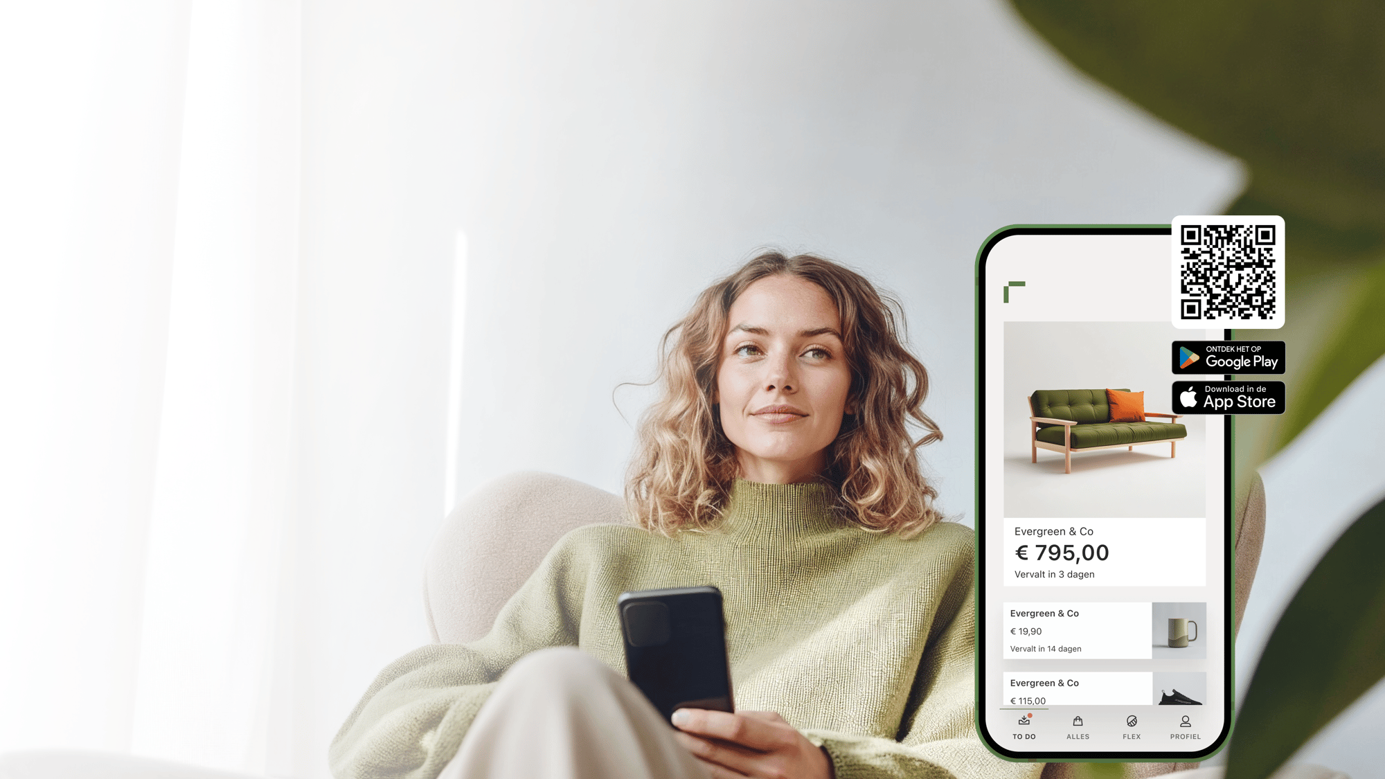 Jonge vrouw die een groen trui draagt en op een bank zit met haar smartphone in haar handen. De Riverty-app en haar beoordeling van 4,8 sterren worden in de afbeelding weergegeven, samen met een link om deze te downloaden.