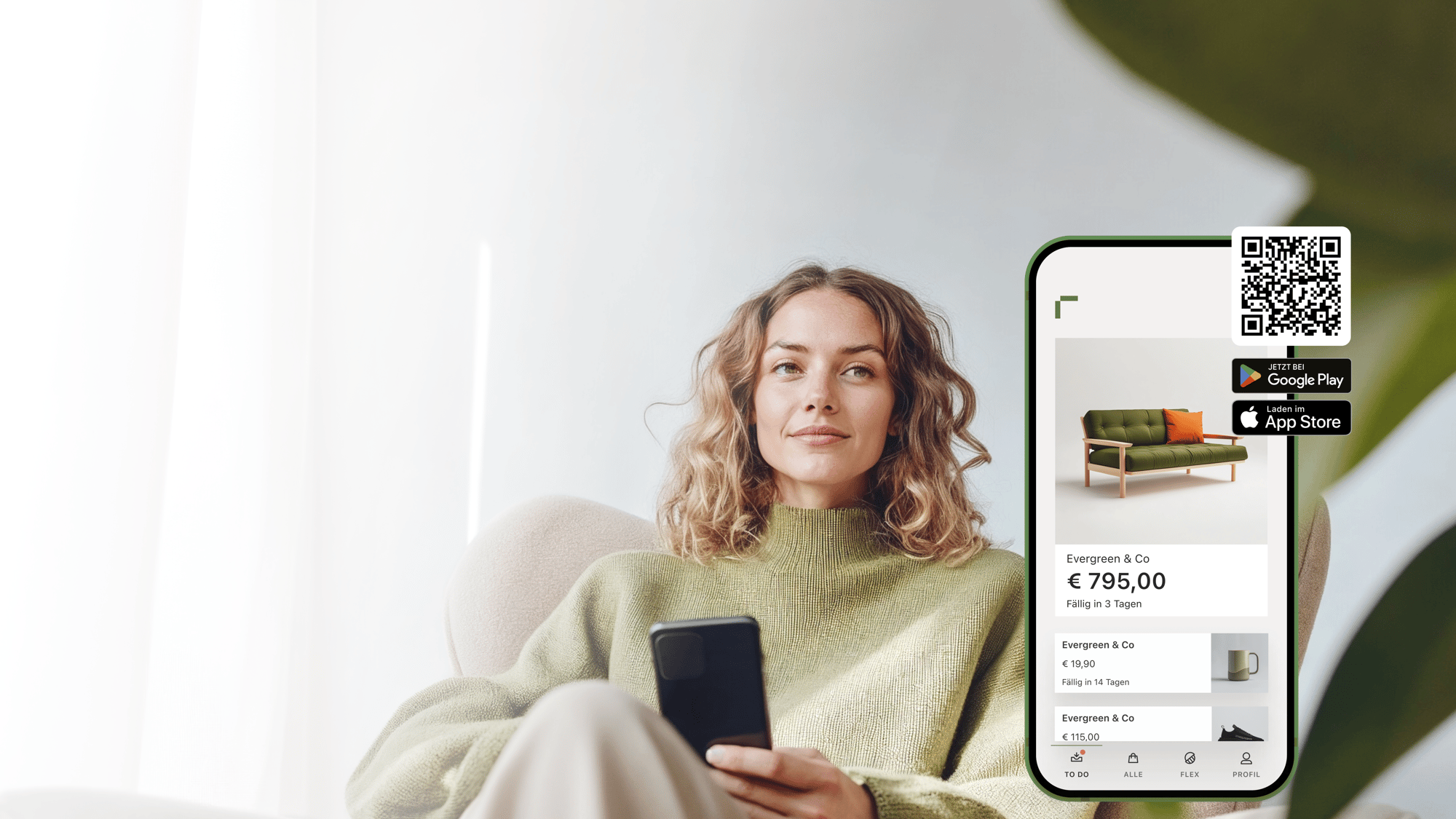 Junge Frau, die einen grünen Pullover trägt und mit ihrem Smartphone in den Händen auf einem Sofa sitzt. Die Riverty App sowie ihre 4,8-Sterne-Bewertung werden im Bild angezeigt, zusammen mit dem Link zum Herunterladen.