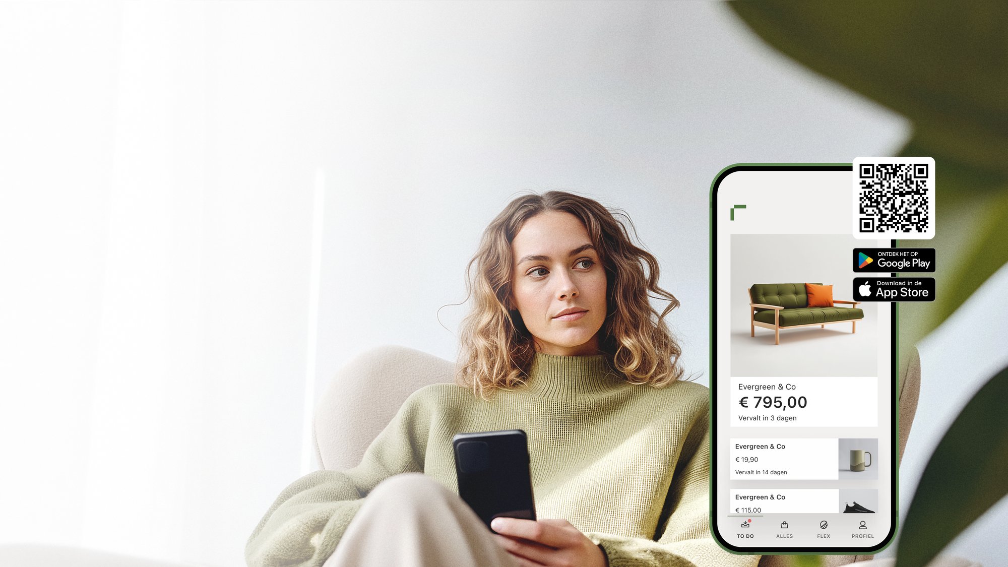 Jonge vrouw die een groen trui draagt en op een bank zit met haar smartphone in haar handen. De Riverty-app en haar beoordeling van 4,8 sterren worden in de afbeelding weergegeven, samen met een link om deze te downloaden.