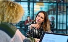 Eine junge Frau sitzt mit ihrer Anwältin im Büro und bespricht die Rechtslage der erhaltenen Inkassokosten