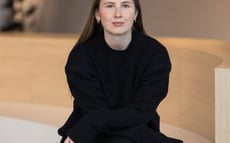 Polina Dmitrenko, External Communications Managerin DACH bei Riverty, sitzend in einem modernen Bürointerieur.
