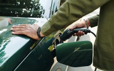 Person, die ihr Fahrzeug auflädt