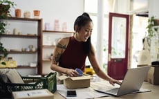 kvinna med laptop -> energiomvandling