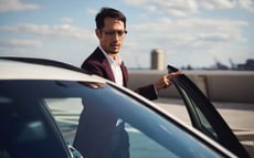 Mann am Auto in einem Parkhaus ; Passender Moment für den Umstieg auf digital Payments