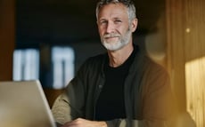 Mann, am Schreibtisch sitzend, mit seinem Laptop vor sich. Hier ist eine Sammlung passender **Image Alt-Texte** für deinen Artikel *„Von Regeln zu Prognosen – wie künstliche Intelligenz 3DC neu definiert“*. Die Alt-Texte sind SEO-optimiert, beschreibend und klar formuliert – ideal für Web, Blog oder PDF: --- ### 🧠 **Image Alt-Texte für den Artikel** 1. **KI im Forderungsmanagement visualisiert** → *Illustration eines KI-gestützten Inkassoprozesses mit Datenströmen, Analyse-Diagrammen und digitalem Dashboard.* 2. **Automatisierung vs. echte KI** → *Grafik zeigt Unterschied zwischen Robotic Process Automation und Künstlicher Intelligenz mit Fokus auf Lernfähigkeit und Prognosekraft.* 3. **Predictive Payment Behavior erklärt** → *Visualisierung von Datenanalyse, Machine-Learning-Modellen und Prognosekurven zur Vorhersage von Zahlungswahrscheinlichkeiten.* 4. **KI-Einsatz in der Telekommunikation** → *Infografik zu Telko-Use-Case: Ressourcensteuerung durch KI, höhere Realisierungsquote und datenbasierte Kundensegmentierung.* 5. **KI-Einsatz in der Versicherungsbranche** → *Illustration eines Frühwarnsystems mit Datenpunkten zu Beitragszahlungen, Bonität und Kündigungswahrscheinlichkeit.* 6. **Next Best Action im Inkasso** → *Darstellung einer Customer Journey mit KI-gesteuerten Handlungsempfehlungen – von Erinnerung bis Treueangebot.* 7. **Menschliche Empathie im KI-Prozess** → *Foto eines Servicemitarbeiters im Gespräch mit Kundin, symbolisiert Balance zwischen Technologie und Menschlichkeit.* 8. **Explainable AI und Governance** → *Diagramm zeigt transparente Entscheidungslogik, Auditpfade und Fairness-Prinzipien im KI-gestützten Collections-Prozess.* 9. **EU AI Act & Debt Collection Compliance** → *Infografik mit EU-Flagge, rechtlichen Symbolen und „High-Risk“-Label für KI im Inkasso gemäß EU AI Act.* 10. Effizienz trifft Empathie