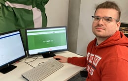 Nils Lange am Arbeitsplatz
