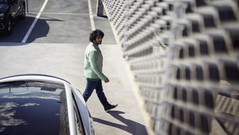 Free-flow-parkeringsplass med en gående mann