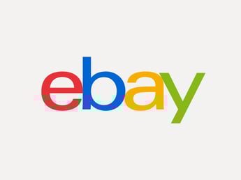 eBay Logo auf hellgrauem Hintergrund.