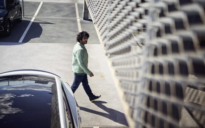 Free-flow parkeringsgarage och en gående man  