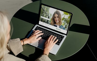 Eine Frau arbeitet an einem Laptop.