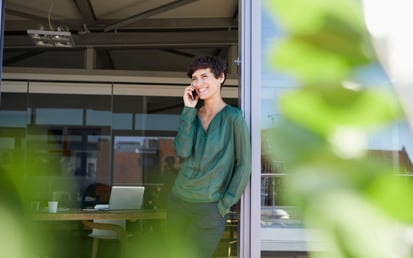 Frau mit Telefon am Ohr