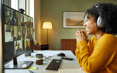 Junge Frau in einem Videocall