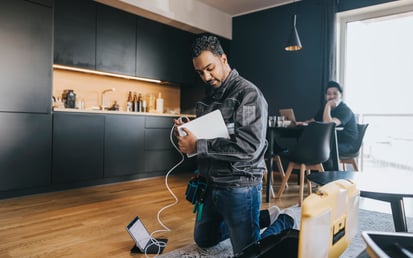 Ein Mann schließt einen Router an das Internet an.