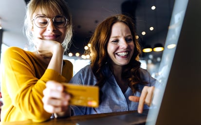 Jung und Alt in Shoppinglaune. Intensiv und immer öfter online.