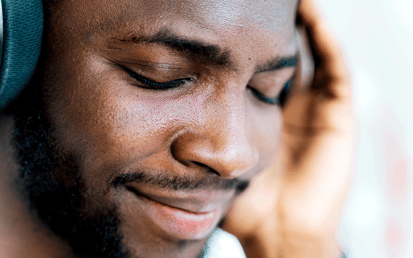 Junger Mann mit Kopfhörern