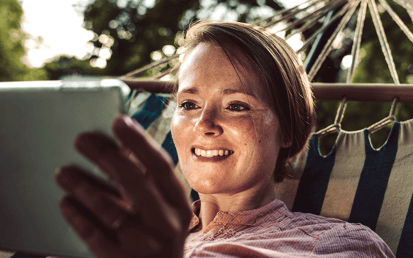 Junge Frau mit einem Tablet in der Hand