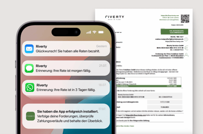 Smartphone mit Riverty-Benachrichtigungen, im Hintergrund ein gedruckter Brief – App- und Briefkommunikation auf einen Blick