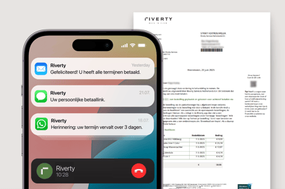 Smartphone met Riverty-betaal- en herinneringsmeldingen, met een Riverty-brief op de achtergrond – voorbeeld van multichannelcommunicatie.
