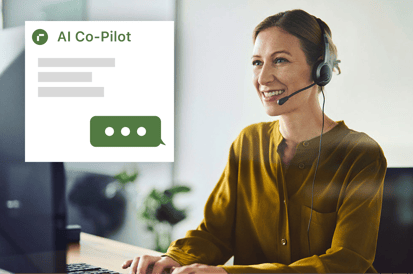 Nainen headset päässään tietokoneen ääressä; käyttöliittymässä näkyy Co-Pilot-työkalun ominaisuuksia.