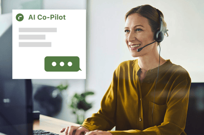 Vrouw met headset achter een computer; UI-elementen tonen AI Co-Pilot-functies.