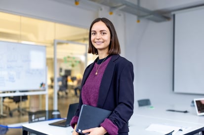 Junge Mitarbeiterin in einem modernen Büro