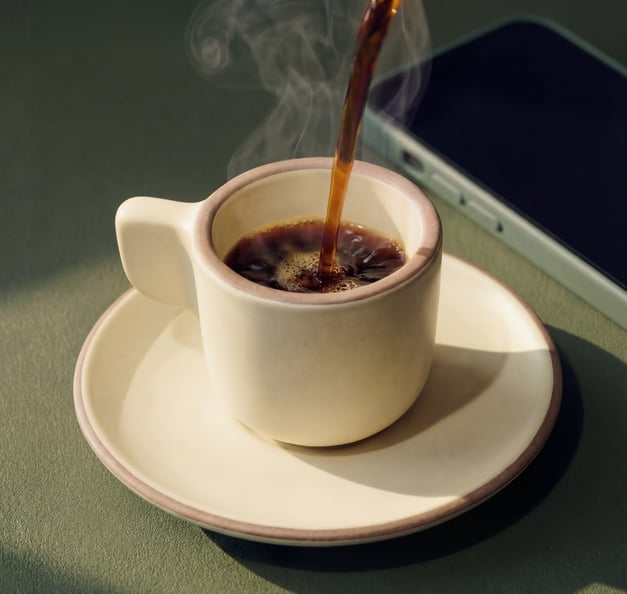 eine Tasse heißen Kaffee