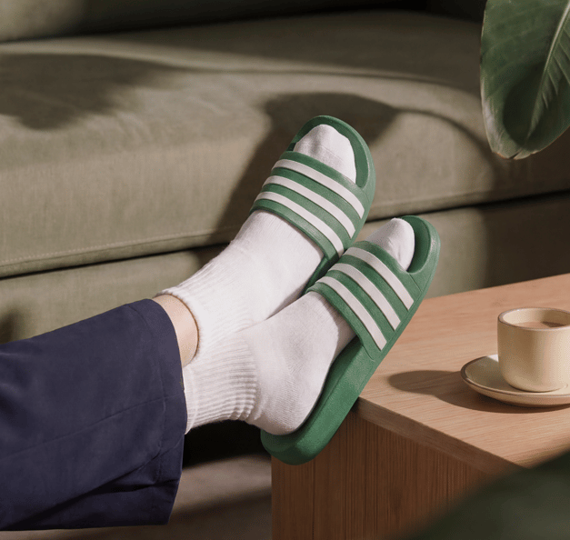 Füße in Pantoffeln auf dem Tisch