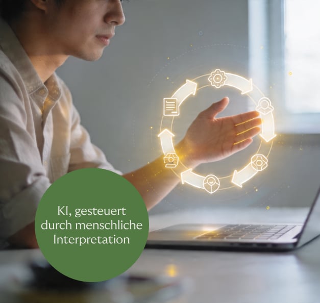 Mann sitzt am Laptop und bearbeitet die KI