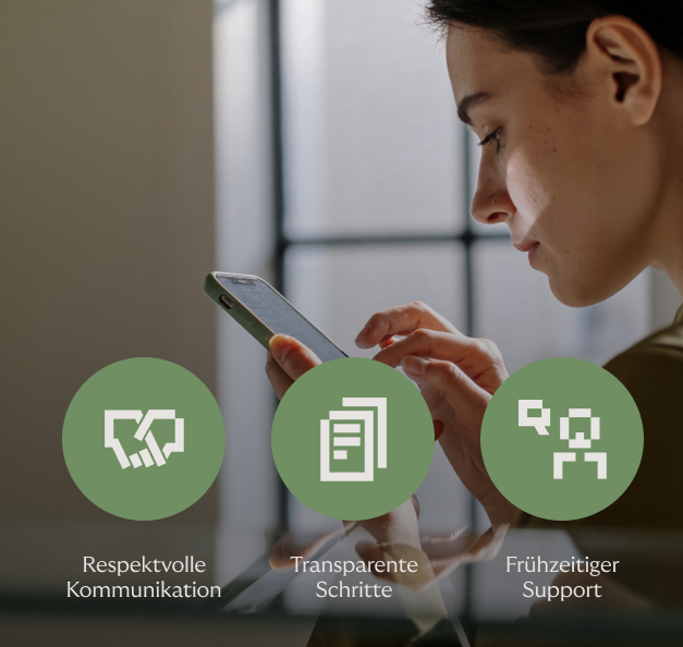 Eine Frau guckt auf ihr Handy
