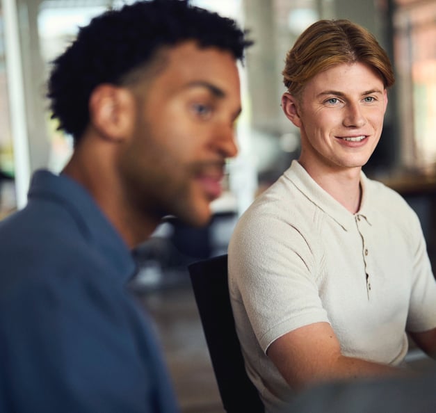 Zwei junge Trainees in einem modernen Büro.