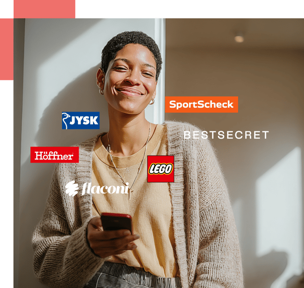 Junge Frau hält ihr Handy in der Hand, lächelt und kauft online ein. Um sie herum sind mehrere Logos von Online-Shops zu sehen: Jysk, Sportscheck, Höffner, Bestsecret, flaconi und Lego.