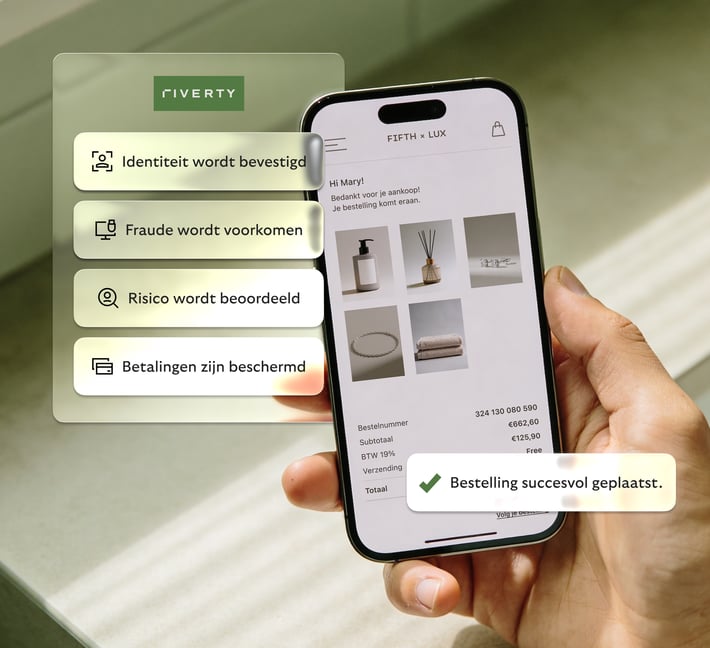 Hand met een smartphone waarop een succesvolle online bestelling te zien is, met nadruk op veiligheid en bescherming tegen fraude.