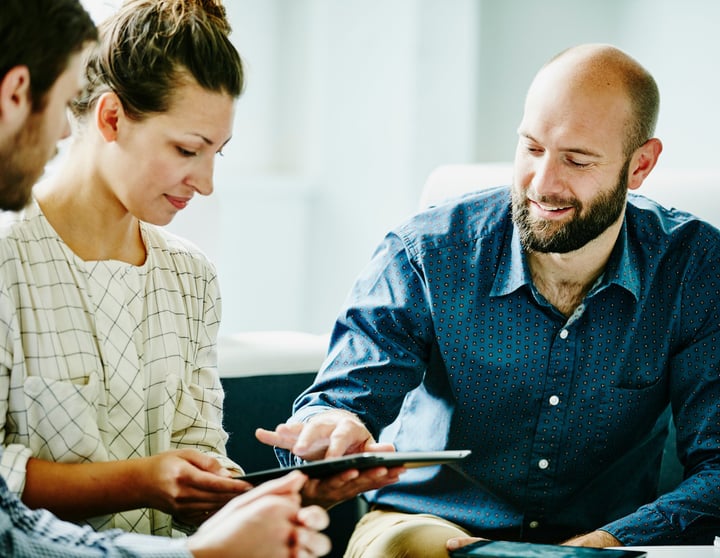 Vrouw krijgt financiële hulp