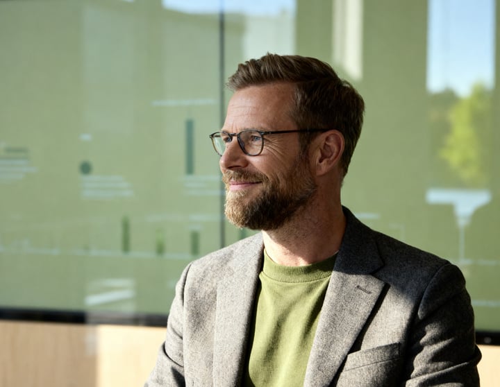 Mann schaut in die Zukunft