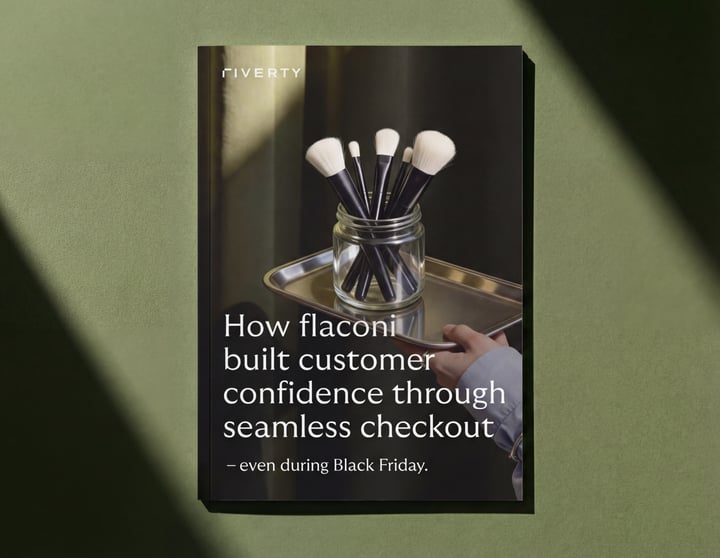 Case study cover with makeup brushes and the title about flaconi’s seamless checkout.