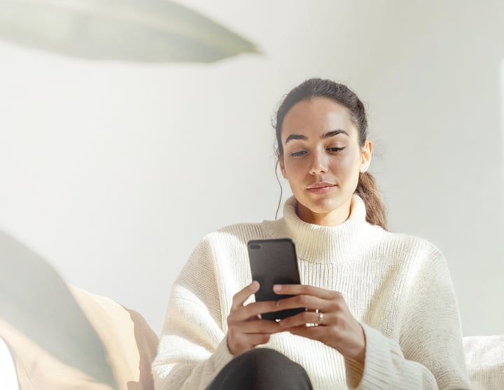 Frau mit Telefon