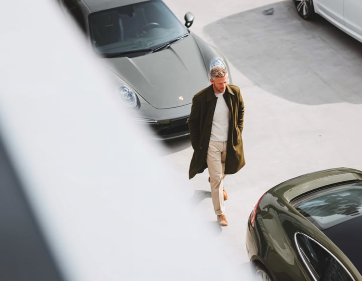 Mann läuft zwischen parkenden Autos