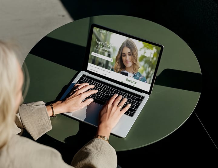 Eine Frau arbeitet an einem Laptop.