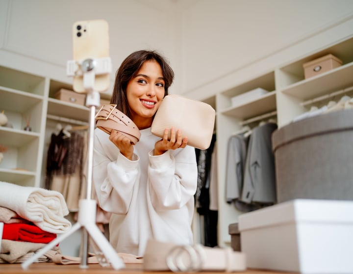 Een vrouw is blij met haar nieuw gekochte producten