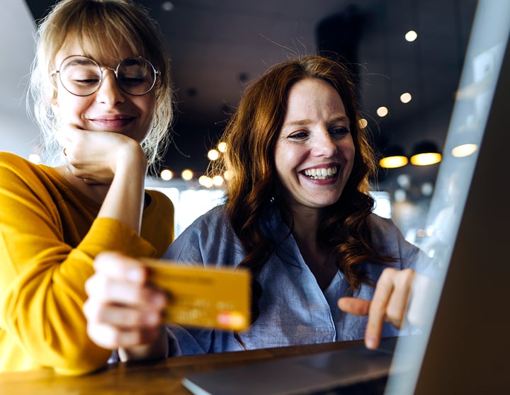 Jung und Alt in Shoppinglaune. Intensiv und immer öfter online.