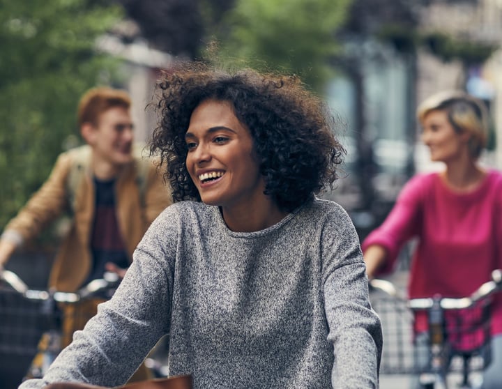 Eine Gruppe junger Menschen fährt gemeinsam Fahrrad