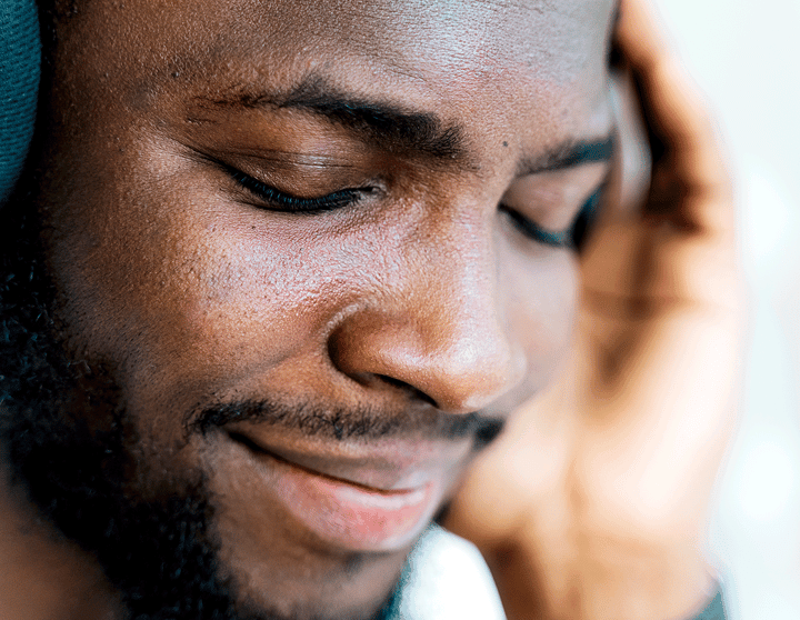 Junger Mann mit Kopfhörern