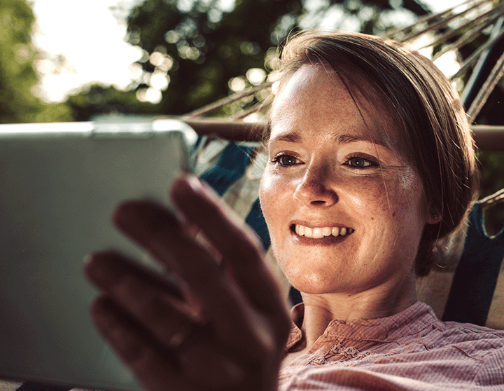 Junge Frau mit einem Tablet in der Hand